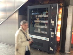 Der Unikat-Automat in der Haupthalle des Hauptbahnhofes München.