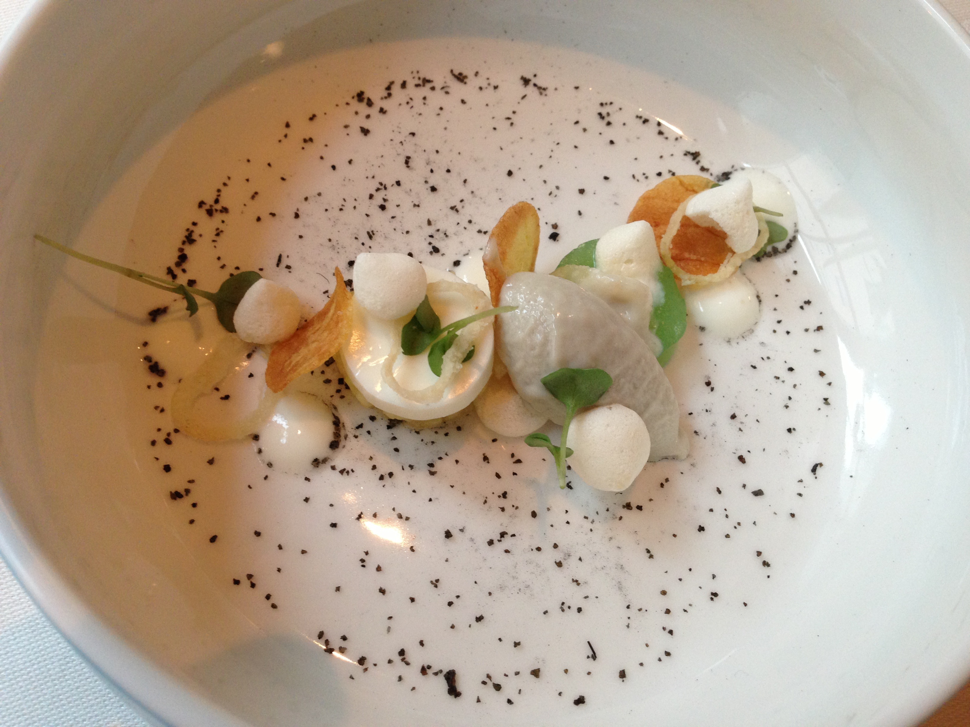 1. Gang Eismeerlachsforelle, Quinoa, Gurke, Schnittlauch, Curry, Buttermilch, Mandel