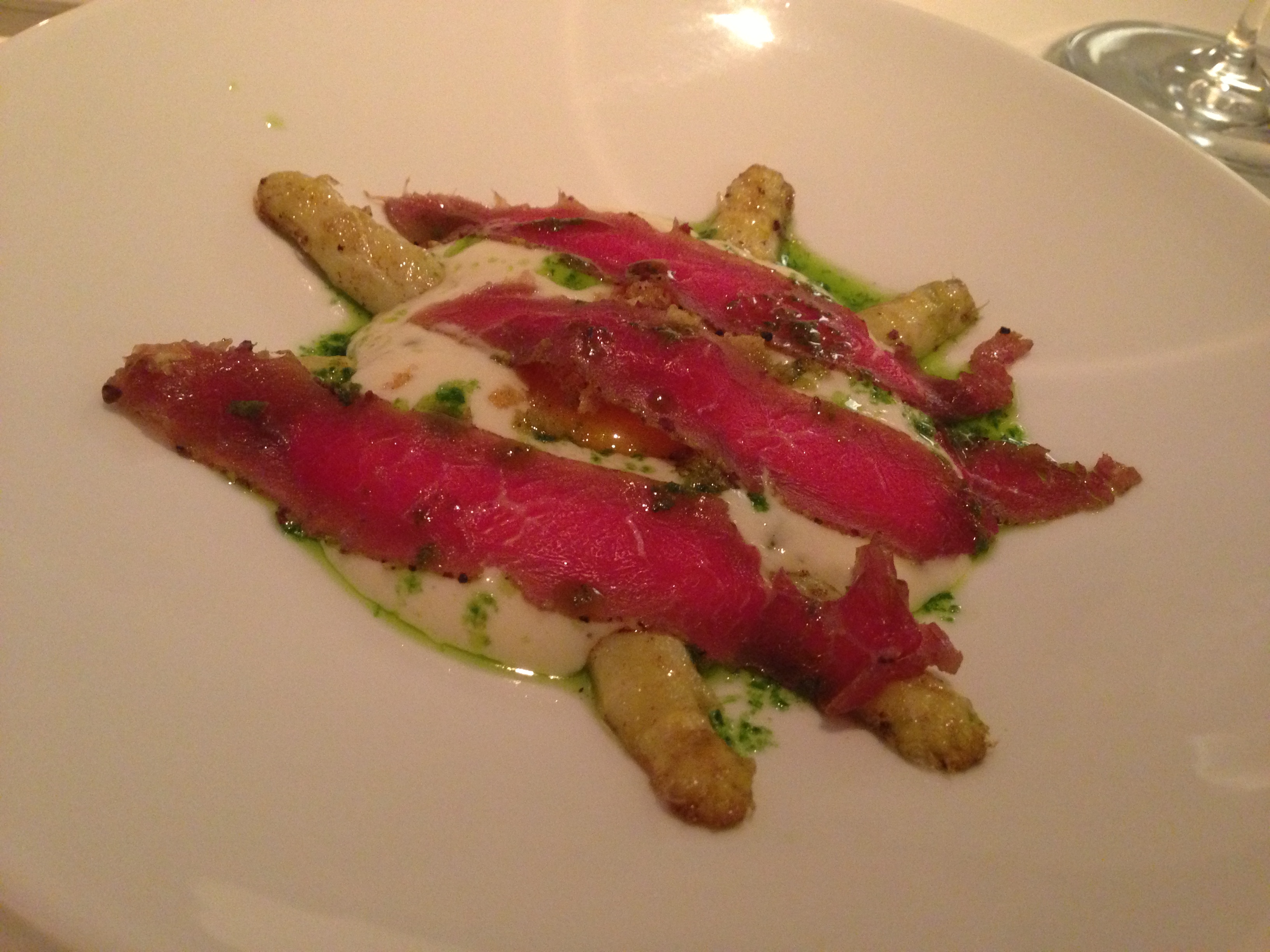 5. Gang: Spargel, Schinken, Bärlauch, gebeiztes Fleisch.