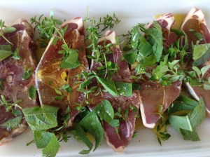 Lamm mit Kräuter aus dem Garten. 