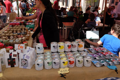 Auf jedem Markt wird das Salz angeboten.