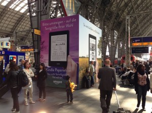 Riesige Aufsteller im Frankfurter Hauptbahnhof.