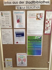 Plakate weisen auf Neuerungen hin: eBooks, WLAN und Facebook 