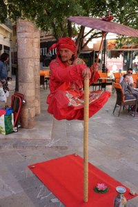 Zauberei? Straßenkünstler in Mallorca.