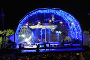 Songs an einem Sommerabend mit der Kulisse von Kloster Banz. 