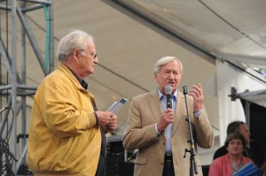 Hans Zehetmair (r.) von der HSS übergab die Nachwuchspreise.