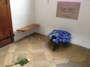 Das Grab von Carl Orff in der Klosterkirche Andechs in der Schmerzhaften Kapelle.