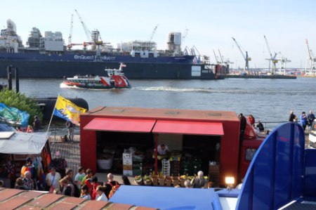 Gegenüber vom Fischmarkt  liegt Hamburgs größte Werbefläche.