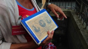 Eine Postkarte erinnert an den Bierkrieg.