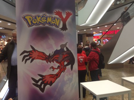 Werbeplakate für das neue Nintendo-Spiel in den Pasing Arkaden.