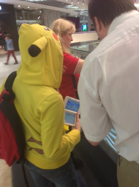 Pikachu beim Bezahlen.