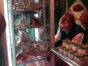 Dry Aged Fleisch kann ich bei Claus Böbel online und offline bestellen. 