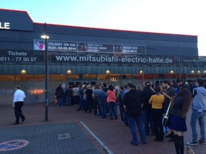 Stunden vor dem Konzert bildeten sich lange Schlangen.