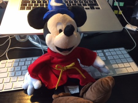 Mein Zauberlehrling im Arbeitszimmer. 