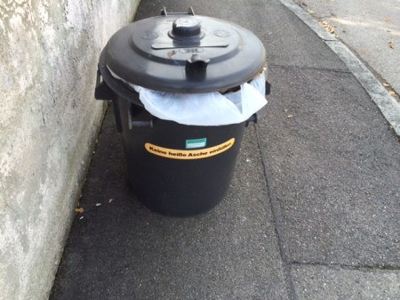 Ich hätte gerne eine E-Mail zur bevorstehenden Leerung der Mülltonne.