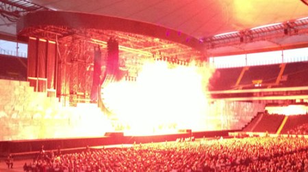 Mit dem explodierenden Flieger ging es los.