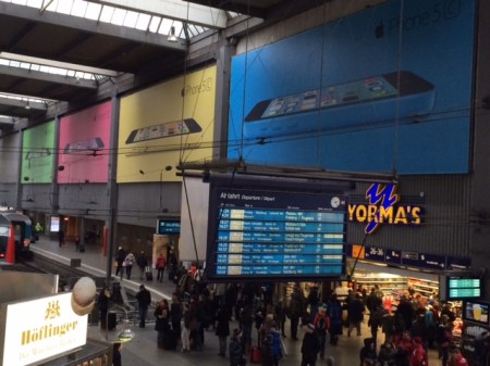 iPhone 5c Werbung im Münchner Hauptbahnhof.