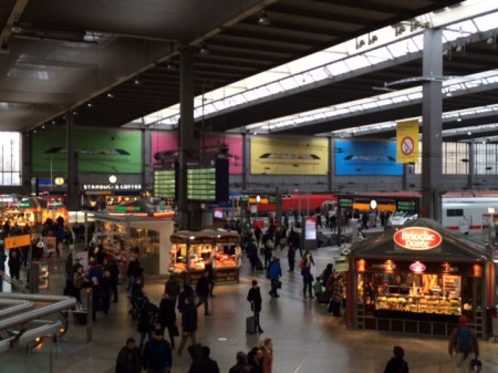 Apple beherrscht mit seiner Werbung den Münchner Hauptbahnhof.