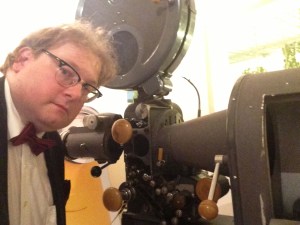 Alter Mann vor altem Projektor.