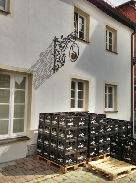 Bier her, Bier her oder ich fall um. Am besten gleich mehrere Kästen für meine Timeline.