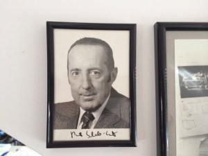 Ich habe ein Autogramm von dem jungen Peter Scholl-Latour im Arbeitszimmer.