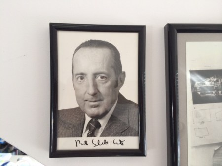 Ich habe ein Autogramm von dem jungen Peter Scholl-Latour im Arbeitszimmer.