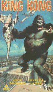 Es gab unterschiedliche Plakate - hier mit Flugzeug, obwohl Hubschrauber den Kong angriffen.