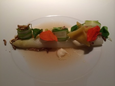 Weißer Spargel mit Miso, Ingwer und Kapuzinerkresse