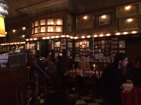 Schöne Atmo in der Joseph Roth Diele zu Berlin.