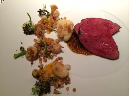 Brust von der Etoffe-Taube mit Blumenkohl und Tee vom geröstetem Getreide