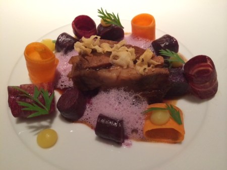 Poltinger Lammschulter mit violetten Karotten, Koriandersaat und Ziegensahne