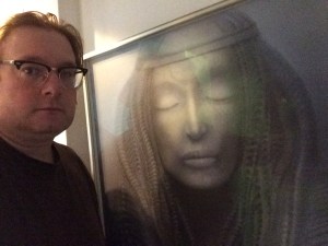 Li am Eingang zu meinem Arbeitszimmer.