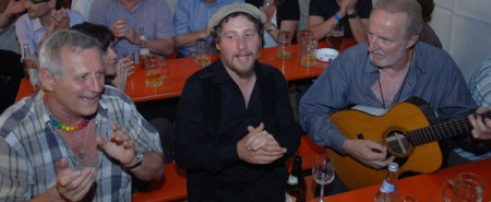 Hinter den Kulissen: Konstantin Wecker, Dominik Plangger und Hannes Wader  Foto: Ortlieb