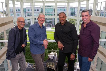 Jimmy Iovine (l), Tim Cook (m) und Andre Romelle Young, auch bekannt als Dr. Dre (r). Foto: Apple