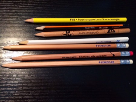 Eigentlich sind diese Bleistifte zu lang. 