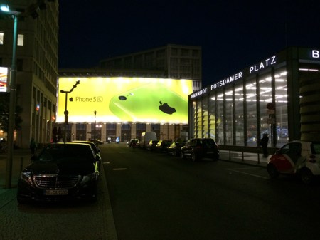Apple Werbung am Potsdamer Platz.