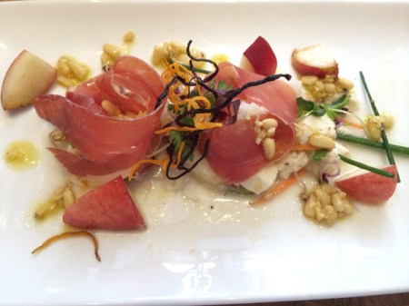 Weinbergpfirsich mit Büffelmozzarella, Patz Negra