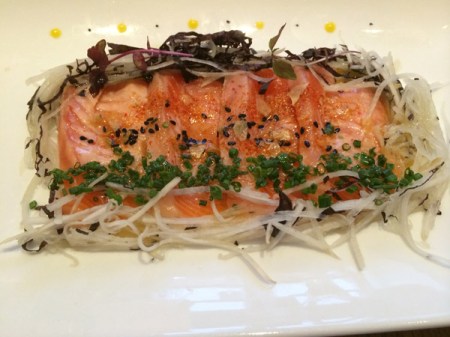 New Style Sashimi mit einer handgeangelten Forelle, Schwarzen Rettich und Shiso