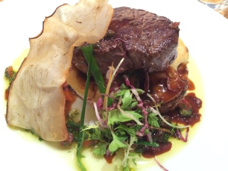 Simmentaler Rinderfilet mit Olivenfocaccia, grünen Pfeffer und Sauce Vierge