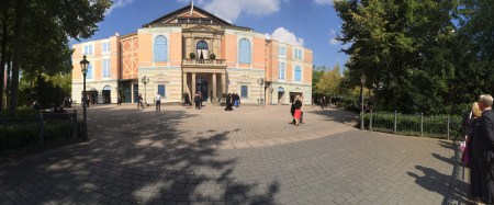 Der grüne Hügel mit eingepacktem Festspielhaus  - eine Schande.