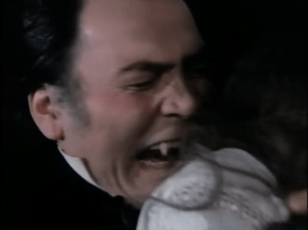 Jack Palance beißt zu. 