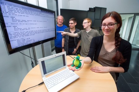 Jana Ott, Christian Eisenreich und Christian Willms, Studenten von Thierry Declerck (l.), haben ein Programm entwickelt, das Märchen vorlesen kann.