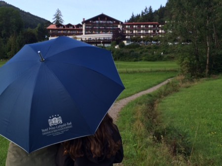 Urlaub im Regen, aber Hauptsache gut beschirmt.