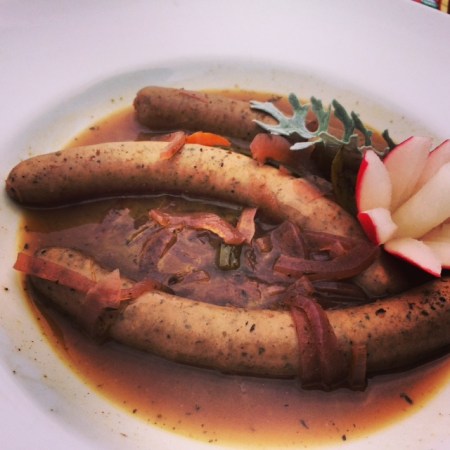 Wenn ich unterwegs bin, lege ich Wert auf regionale Produkte, Hier eine gesottene Wildwurst aus dem Allgäu.