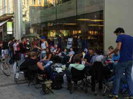 Die Ersten vor dem Münchner Apple Retail Store.