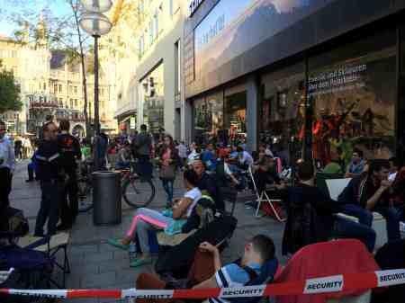 Mit Bändern werden die Wartenden vom normalen Volk getrennt.