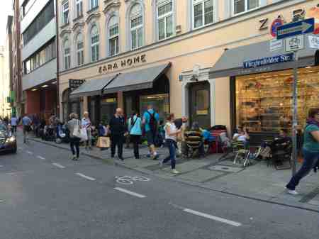 Die Schlange in der Fürstenfelderstraße.