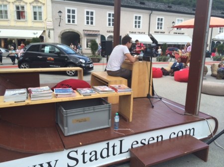 Schöne Idee - StadtLesen in Salzburg am Mozartplatz.