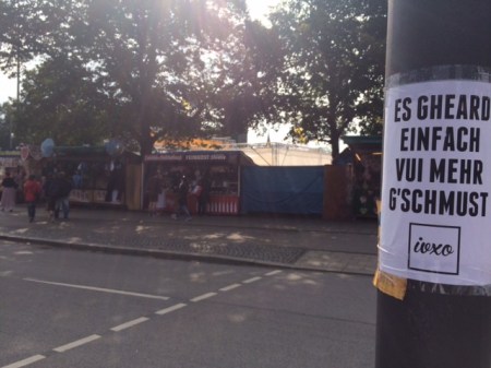 Es gehört einfach mehr geschmust - lautet die Übersetzung.