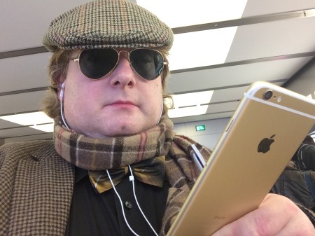 Dieser junge Mann hat sein iPhone immer am Mann. 